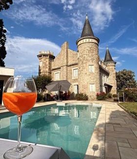 Saint-Genest-Lerpt Bed & Breakfast | Château Philip