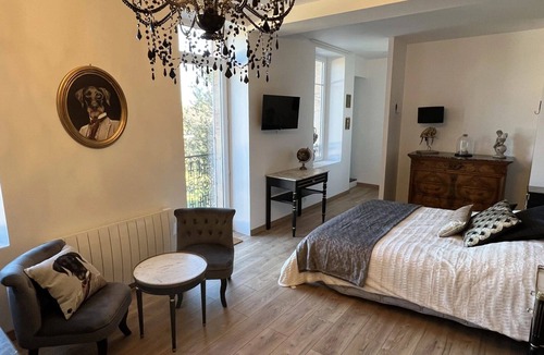 Neuilly-le-Real Hotel | Château Ségot