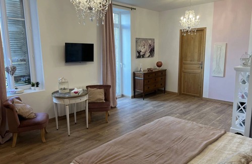 Neuilly-le-Real Hotel | Château Ségot