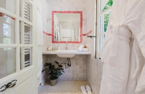 Montfavet Bed & Breakfast | Château Saint Perret