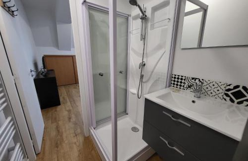 Chateaubourg Apartment | Châteaubourg : Studio avec cuisine et salle d'eau