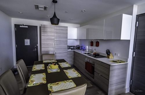 Hollywood Condo | CH 2 bedroom 2 bathrooms. Steps from the beach, rooftop pool, bar, gym. Sleeps 6