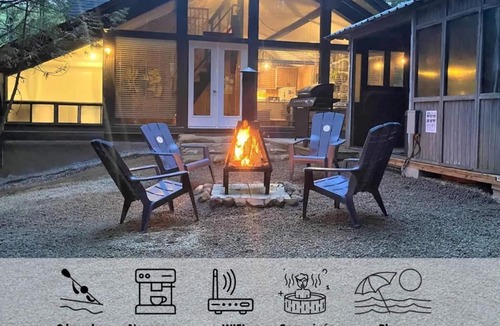 Sainte-Lucie-des-Laurentides Cabin | Chalet le chaleureux et coquet petit Caribou (1603)
