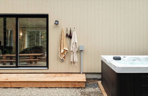 Lac-Swell Cabin | Chalet Perdu - Cozy 2-Bedroom Forest Retreat with Hot Tub