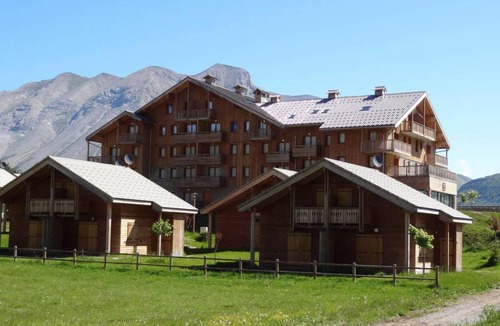 Saint-Etienne-en-Devoluy Ski Chalet | Chalet, 300m from ski slopes, fitness, swimming pool, terrace, parking, tv, ski locker, 56m²