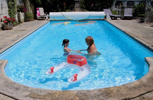 Couffy House | Ch. Hosts Les Anges 2 people from the bamboo pond