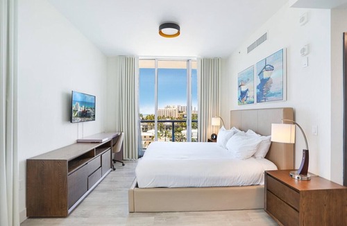 Hollywood Resort | CH Luxury Corner and Wraparound Ocean Balcony-CS42