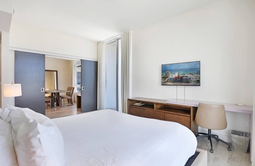 Hollywood Resort | CH Luxury Corner and Wraparound Ocean Balcony-CS42