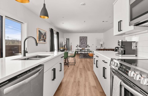 Hadley - Washington Condo | CH403 ~ 2 King Suites Near Downtown ~ Terrace Space with Views ~ 2 Miles to Broadway ~ New Sleeper