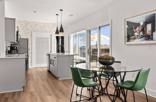 Hadley - Washington Condo | CH403 ~ 2 King Suites Near Downtown ~ Terrace Space with Views ~ 2 Miles to Broadway ~ New Sleeper
