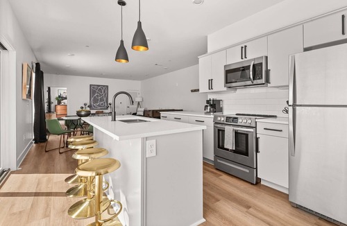 Hadley - Washington Condo | CH403 ~ 2 King Suites Near Downtown ~ Terrace Space with Views ~ 2 Miles to Broadway ~ New Sleeper