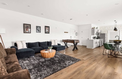 Hadley - Washington Condo | CH403 ~ 2 King Suites Near Downtown ~ Terrace Space with Views ~ 2 Miles to Broadway ~ New Sleeper