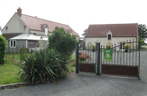 Vieilles-Maisons-sur-Joudry Cottage | Charming Farm Cottage with Terrace Near Forests & Lakes, Sleeps 9