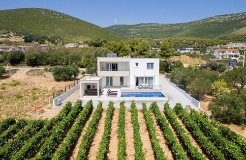 Rudine Villa | Charming Seaside Villa Getaway