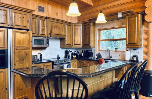 Fiddler Lake Resort Ski Chalet | Chal’Heureux | Private Spa, Log Cabin Retreat at Lac Fiddler | Dog Friendly
