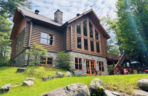 Fiddler Lake Resort Ski Chalet | Chal’Heureux | Private Spa, Log Cabin Retreat at Lac Fiddler | Dog Friendly