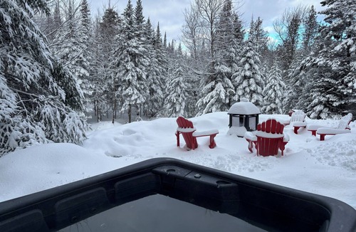 Fiddler Lake Resort Ski Chalet | Chal’Heureux | Private Spa, Log Cabin Retreat at Lac Fiddler | Dog Friendly