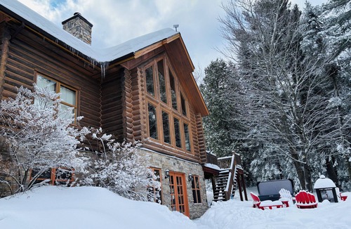 Fiddler Lake Resort Ski Chalet | Chal’Heureux | Private Spa, Log Cabin Retreat at Lac Fiddler | Dog Friendly