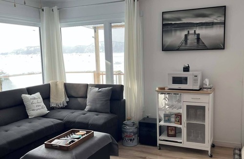 La Baie Ski Chalet | Chalet à La Baie | Accès plage, pêche sur glace et plein air