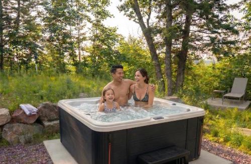 Pine Hill Ski Chalet | Chalet Élios , Private Hot Tub & Games, Golf & Nature