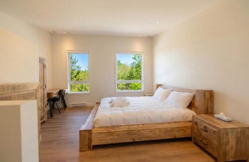 Pine Hill Ski Chalet | Chalet Élios , Private Hot Tub & Games, Golf & Nature
