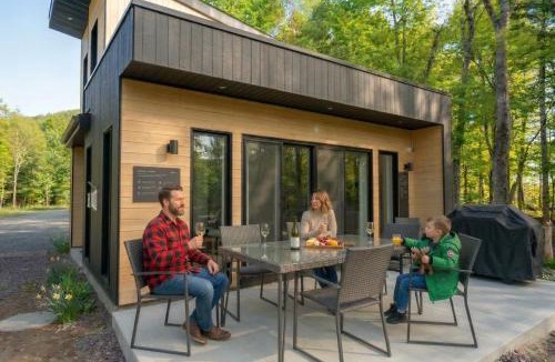 Pine Hill Ski Chalet | Chalet Élios , Private Hot Tub & Games, Golf & Nature