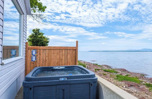 Cap-Saint-Ignace Ski Chalet | Chalet #11 Waterfront with Spa, Wifi & AC