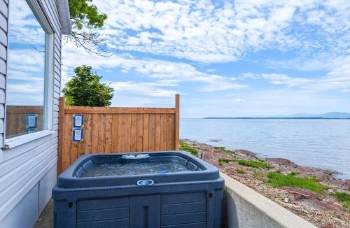 Cap-Saint-Ignace Ski Chalet | Chalet #11 Waterfront with Spa, Wifi & AC