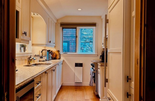 Potton Ski Chalet | Chalet - 125 ft lake front Lac Memphremagog w/2 docks - 7 beds w/guest house