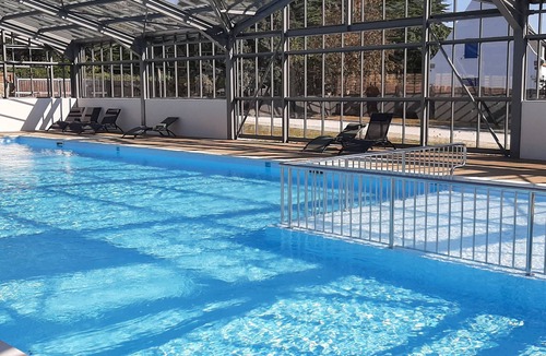 Guerande Ski Chalet | Chalet 2 chambres sur domaine sécurisé avec piscine couverte.