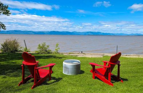 Cap-Saint-Ignace Ski Chalet | Chalet #2 Waterfront with Spa, Fireplace Wifi & AC