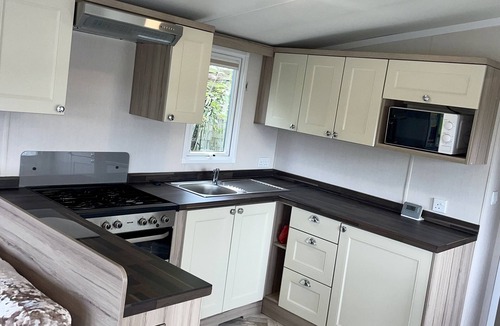 East Drayton Ski Chalet | Chalet-3 guests-Onsite parking