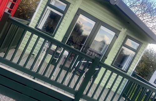 East Drayton Ski Chalet | Chalet-3 guests-Onsite parking