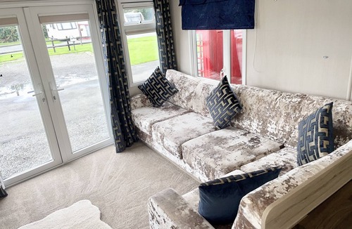 East Drayton Ski Chalet | Chalet-3 guests-Onsite parking