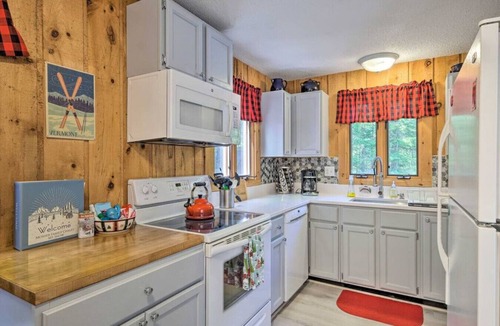 West Dover Ski Chalet | Chalet 5 mins from MT. Snow w/hottub