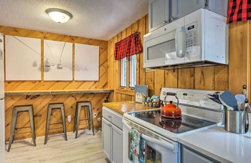 West Dover Ski Chalet | Chalet 5 mins from MT. Snow w/hottub