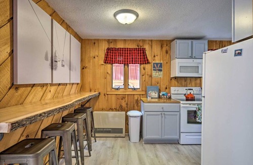 West Dover Ski Chalet | Chalet 5 mins from MT. Snow w/hottub