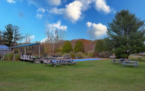 Stevensville Ski Chalet | Chalet #56 Screened Porch Pool & Resort Amenities