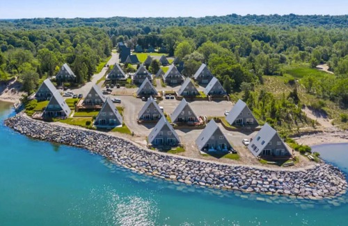 Stevensville Ski Chalet | Chalet #56 Screened Porch, Pool & Resort Amenities
