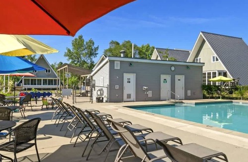 Stevensville Ski Chalet | Chalet #68 Nr Beach, Play Area & Amenities