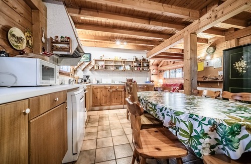 Verchaix Ski Chalet | Chalet “8p Simple - Les Mésanges” with Mountain View, Private Terrace, and Wi-Fi