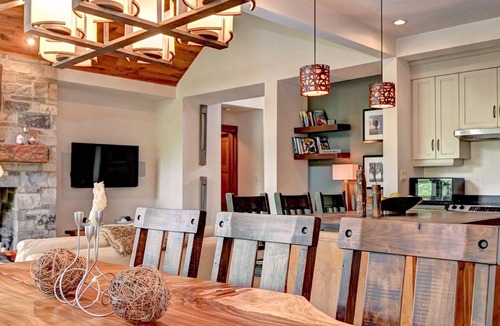 Grand River South House | Chalet Along Hiking Trail, Woodburning stove, Walk to SkiHill, Minutes to Downto