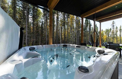 Baie-St-Paul Ski Chalet | Chalet Alpaga 21: Sauna, Hot Tub & Forest Views