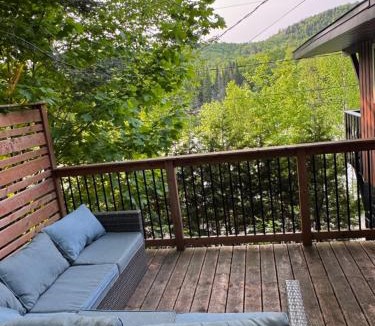St-Adolphe-d'Howard Ski Chalet | Chalet Alpin Suisse Au Bord Du Lac