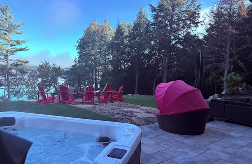 Notre-Dame-du-Laus Ski Chalet | Chalet Alt-eau at the water's edge