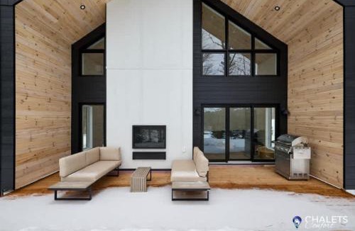 Saint-Raymond Ski Chalet | Chalet Altitude Riverfront Pet-Friendly