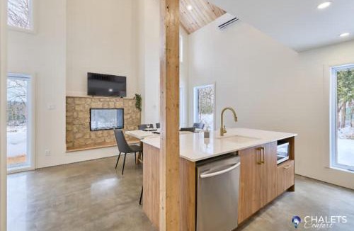 Saint-Raymond Ski Chalet | Chalet Altitude Riverfront Pet-Friendly