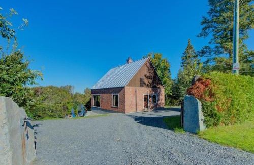 Sainte-Marguerite Ski Chalet | Chalet Ancestral - Old-World Charm by Lake