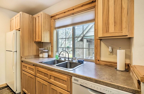 Klamath Falls House | Chalet at Running Y Resort w/Wraparound Deck!