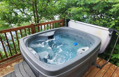 Notre-Dame-de-Montauban Ski Chalet | Chalet au bord de l'eau avec spa privé - Mauricie - Portneuf - Québec